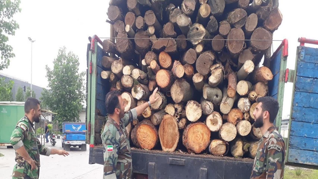 کشف و ضبط چوب قاچاق ۲ خودروی باری در رشت